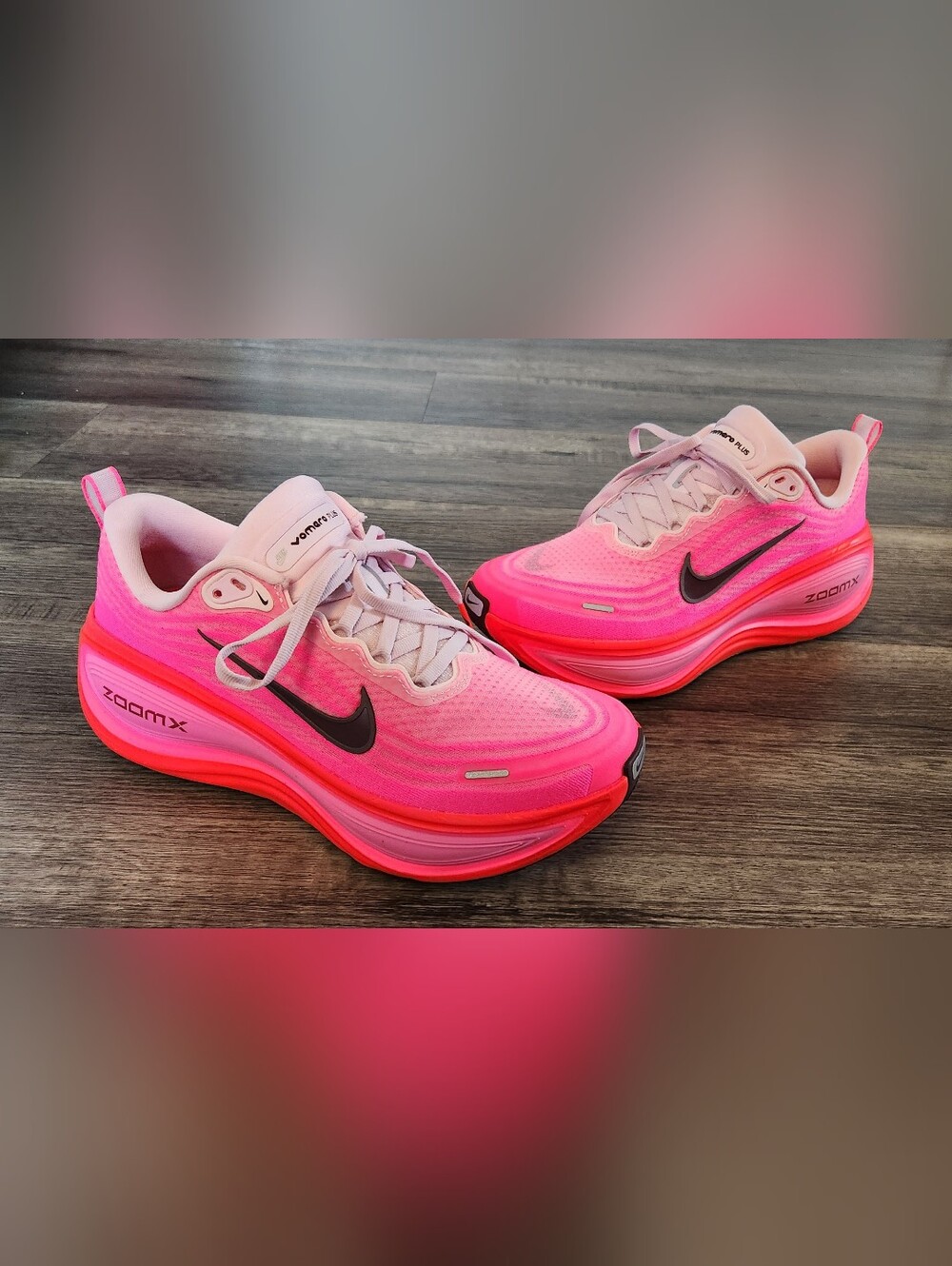 **BRAND NEW** Nike Vomero PLUS Zoom X Sz 8.5 Bright Vibrant Neon Hyper Hot Pink